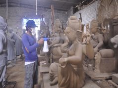 विघ्न बनकर आया कोरोना / गणेश मूर्ति बनाने लिए थे एडवांस, ऑर्डर नहीं मिला तो अब पैसा लौटाने के लिए मूर्तिकार संपत्ति रख रहे गिरवी