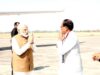 प्रधानमंत्री श्री मोदी की विमान तल पर मुख्यमंत्री श्री चौहान ने की अगवानी