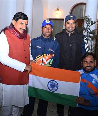 मुख्यमंत्री डॉ. यादव से दिव्यांग तैराक श्री लोहिया ने न्यूज़ीलैंड रवाना होने से पूर्व दिल्ली में की भेंट