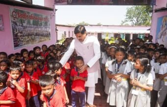मुख्यमंत्री डॉ. यादव काफिला रुकवाकर पहुंचे स्कूल