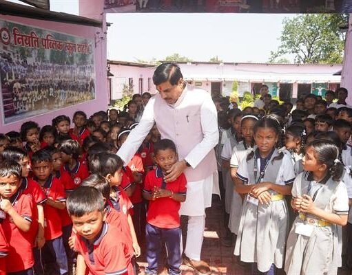 मुख्यमंत्री डॉ. यादव काफिला रुकवाकर पहुंचे स्कूल